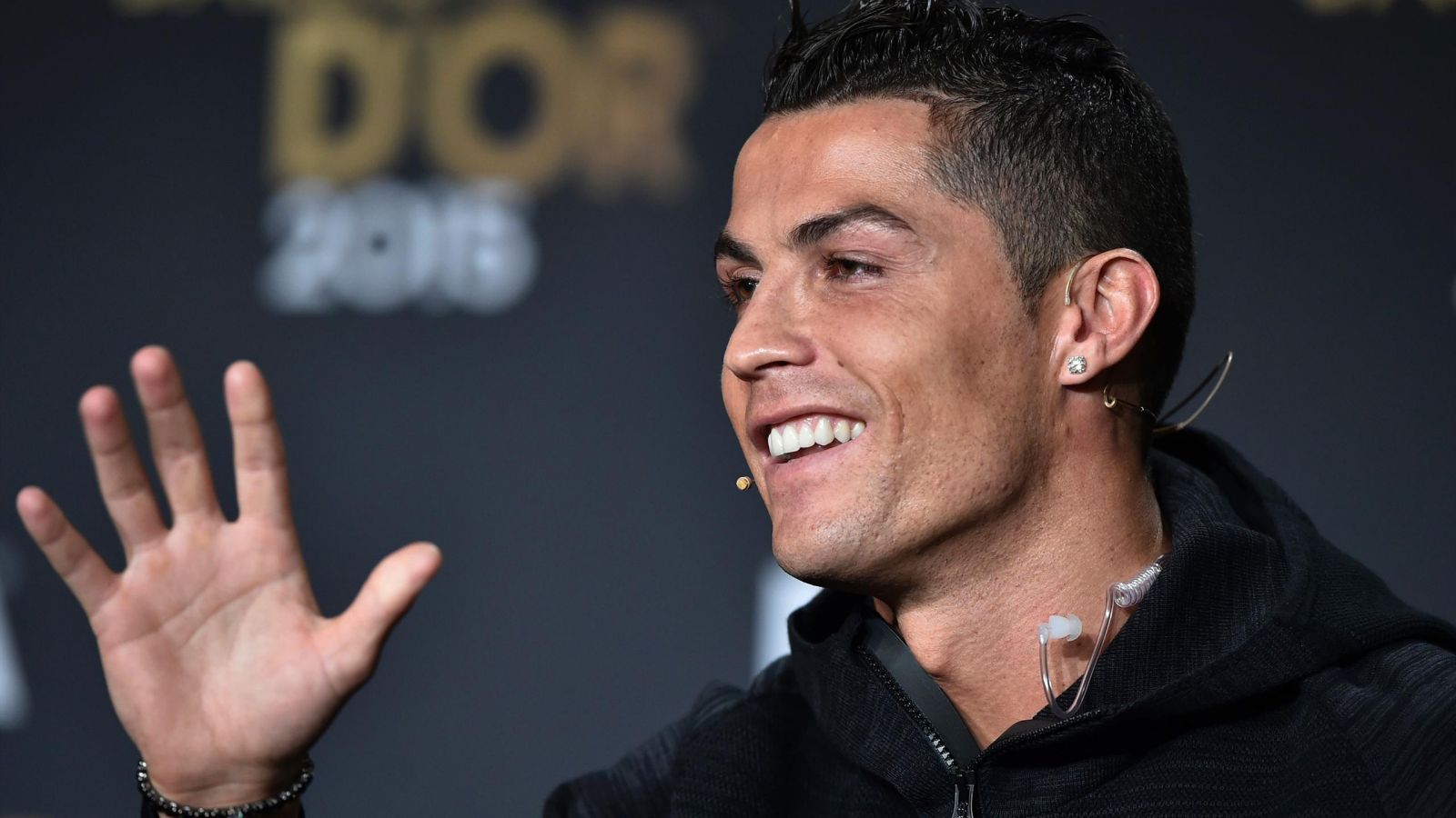Thầy trò Ronaldo cùng khẳng định anh xuất sắc nhất thế giới ảnh 1